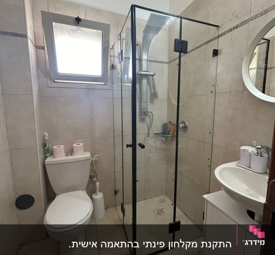 מקלחון זכוכית עם ראש מקלחת מתכתי